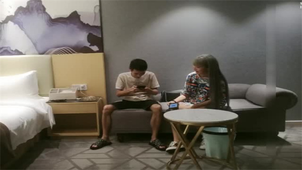 这双笔直长腿让人直流口水 美腿诱惑疯狂舔屏足控福利